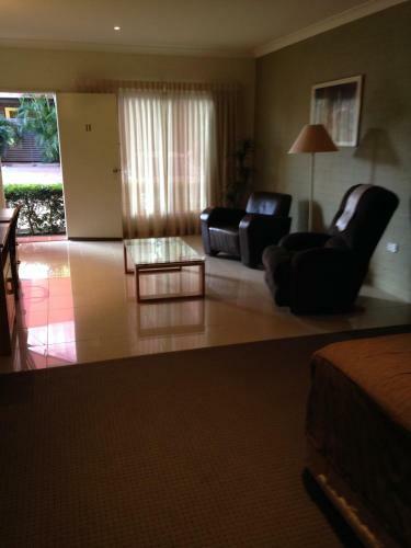 Francis Phillip Motor Inn And The Lodge