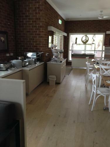 Francis Phillip Motor Inn And The Lodge