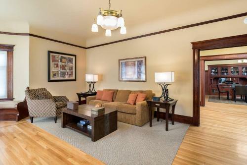 Elegant Victorian Near Downtown San Jose