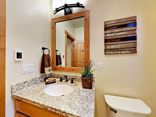 831 Patricia Cabin