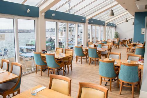 Watersedge Hotel