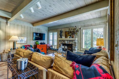 New Villager Retreat With Baldy Views