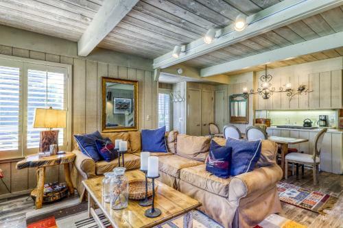 New Villager Retreat With Baldy Views