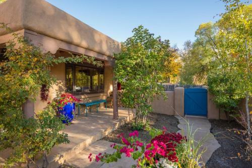 3 Bedroom - 5 Min. Walk To Canyon Rd. - Casa Contenta