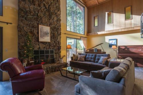 Lucky's Mountain Chalet Four-bedroom Chalet