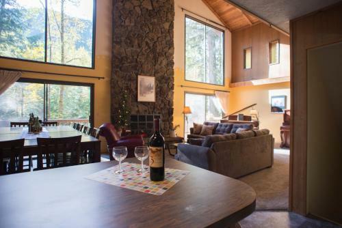 Lucky's Mountain Chalet Four-bedroom Chalet