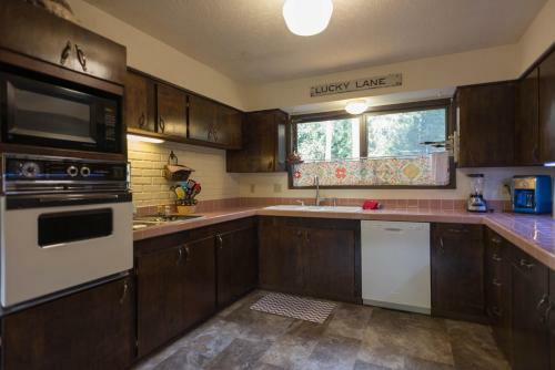 Lucky's Mountain Chalet Four-bedroom Chalet