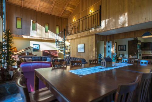 Lucky's Mountain Chalet Four-bedroom Chalet