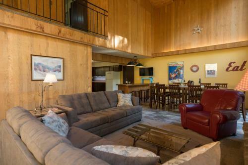 Lucky's Mountain Chalet Four-bedroom Chalet