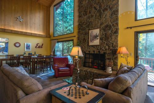 Lucky's Mountain Chalet Four-bedroom Chalet