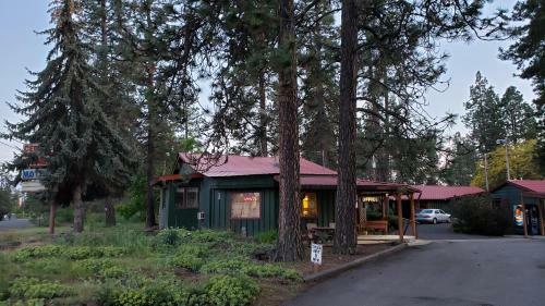 Hotel Cedar Village Motel & Rv