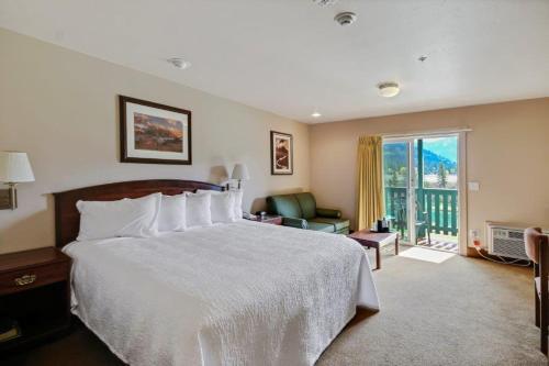 Lodge Flying Saddle Resort And Steak House