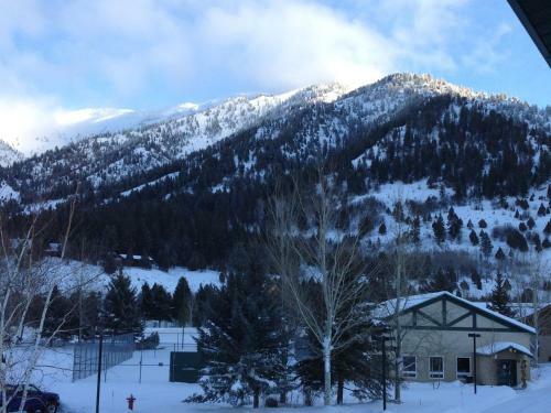 Lodge Flying Saddle Resort And Steak House