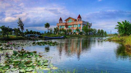 Love Lake Castle
