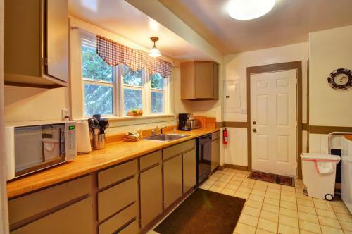 Rockin Rhody Retreat Five-bedroom Chalet