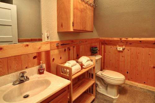 Rockin Rhody Retreat Five-bedroom Chalet