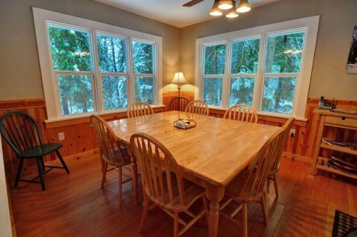 Rockin Rhody Retreat Five-bedroom Chalet