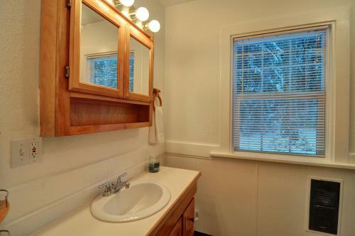 Rockin Rhody Retreat Five-bedroom Chalet