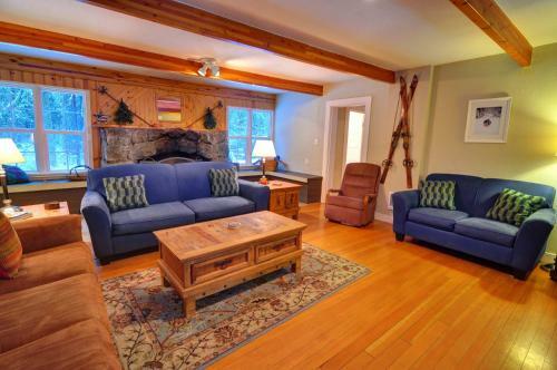 Rockin Rhody Retreat Five-bedroom Chalet