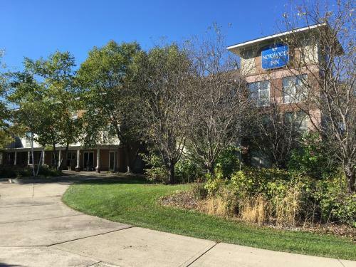 Hotel Norwood Inn And Suites Chaska