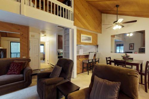 Shady Cove Condominium