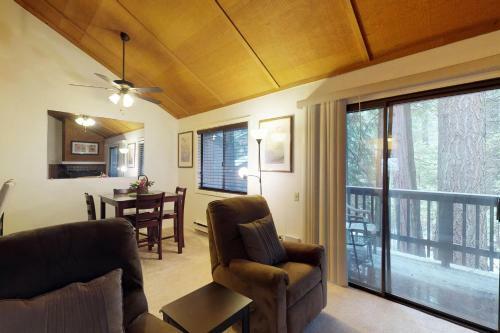 Shady Cove Condominium