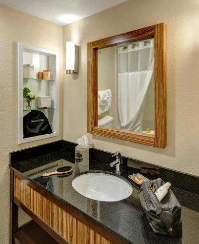 The Garrison Hotel & Suites Dover-durham, Ascend Hotel Collection