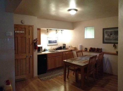 Bears Den B&B And Lodging