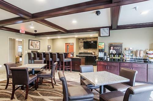 Hotel Cobblestone Inn & Suites - Guernsey