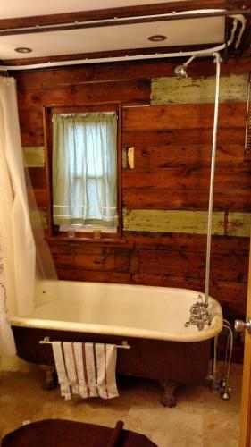 East Tawas Rustic Retreat