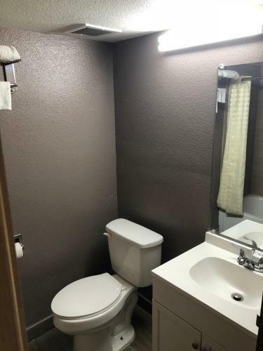 Hotel Economy Inn North Randall