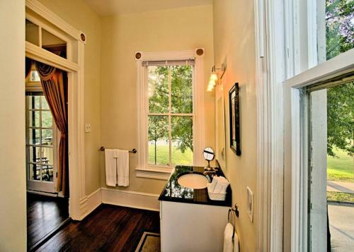 3 Bedroom Victorian Stunner On Forsyth Park