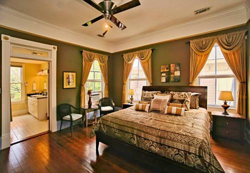 3 Bedroom Victorian Stunner On Forsyth Park