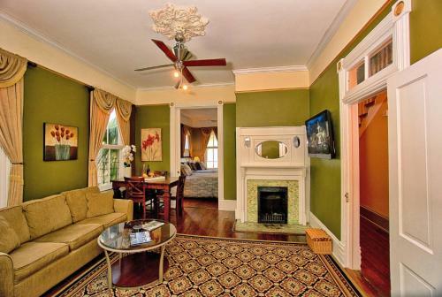 3 Bedroom Victorian Stunner On Forsyth Park