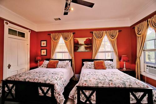 3 Bedroom Victorian Stunner On Forsyth Park