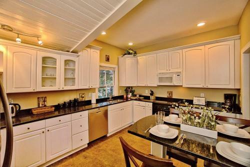 3 Bedroom Victorian Stunner On Forsyth Park