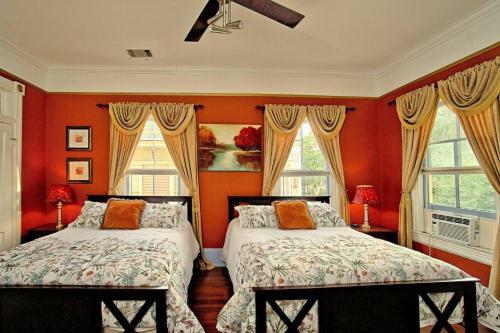 3 Bedroom Victorian Stunner On Forsyth Park