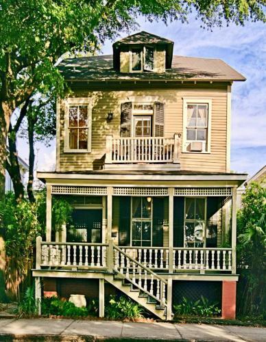 3 Bedroom Victorian Stunner On Forsyth Park