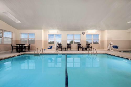 Posada Country Inn & Suites By Radisson, Dundee, Mi