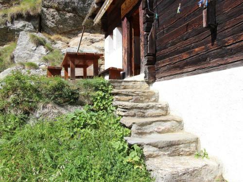 Beautiful Chalet In Binn With Parking