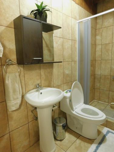 Hostal Modern Studio Loft Apt King Bed 10 Min Frm Airport