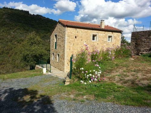 Modern Holiday Home With Jacuzzi In Brousse-le-chateau