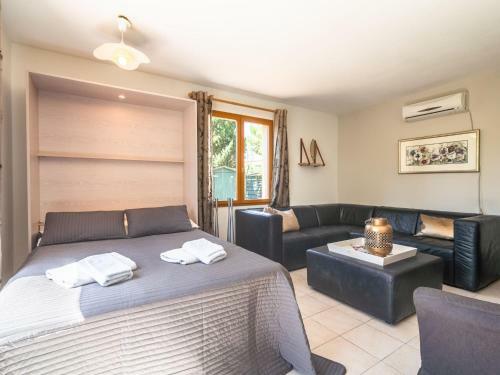 Spacious Villa With Private Pool In Montbrun-des-corbieres