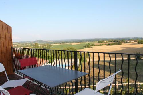 Le Pressoir de Pierre, Manoir de Longeveau