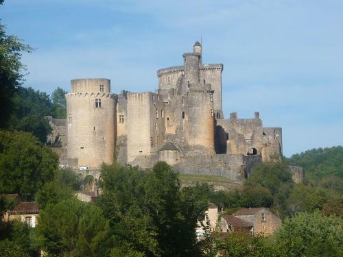 Spacious Holiday Home In Montcabrier With Garden