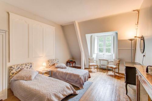 Agroturismo Poubreuil Chateau Sleeps 35 Pool