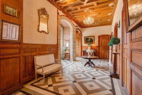 Agroturismo Poubreuil Chateau Sleeps 35 Pool