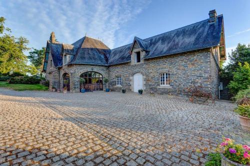 Agroturismo Poubreuil Chateau Sleeps 35 Pool