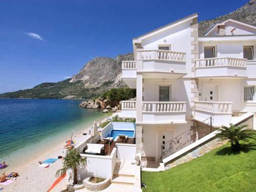 Dicmo Villa Sleeps 10 Pool Wifi