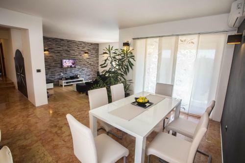Looking For A Beautiful View And Privacy - Villa Mirna